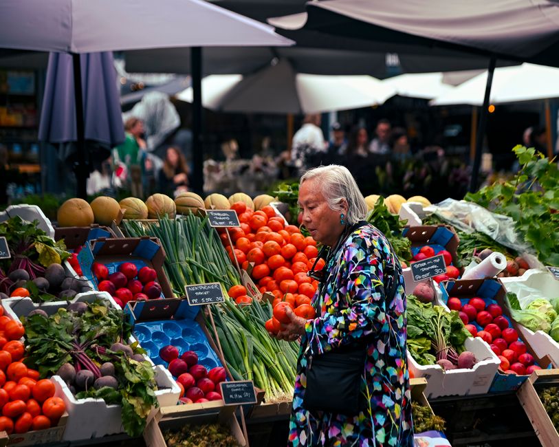Senior shopping for fresh produce at a farmers market using SFMNP vouchers