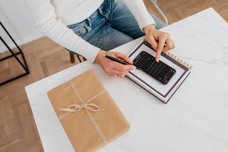 Retiree setting a calendar reminder to track subscription renewals