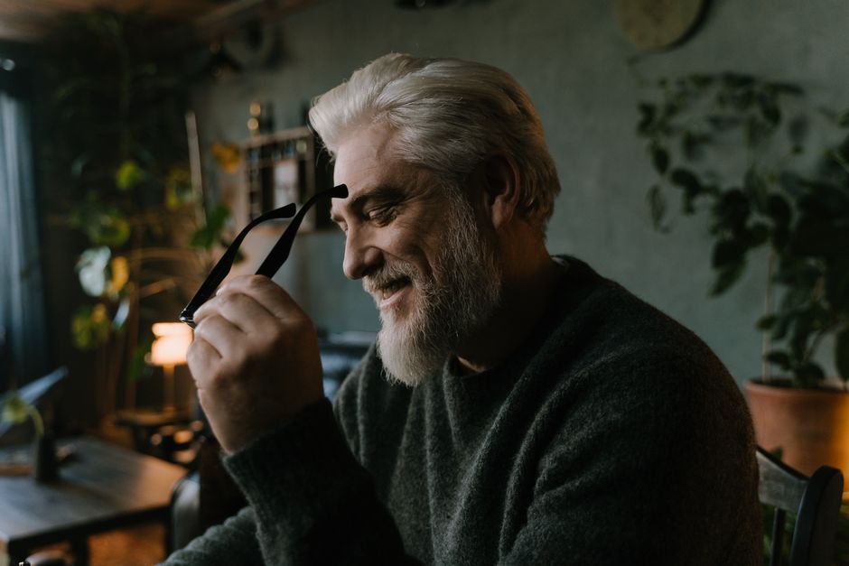 senior receiving free eyeglasses through a vision assistance program