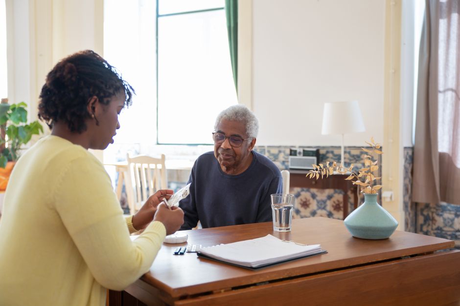 In-home caregiver assisting an elderly parent, an expense that may qualify for the dependent care credit