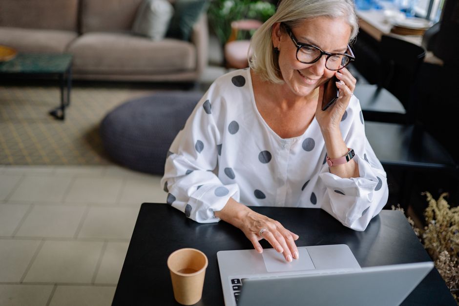 Person applying for Social Security spousal benefits online at home