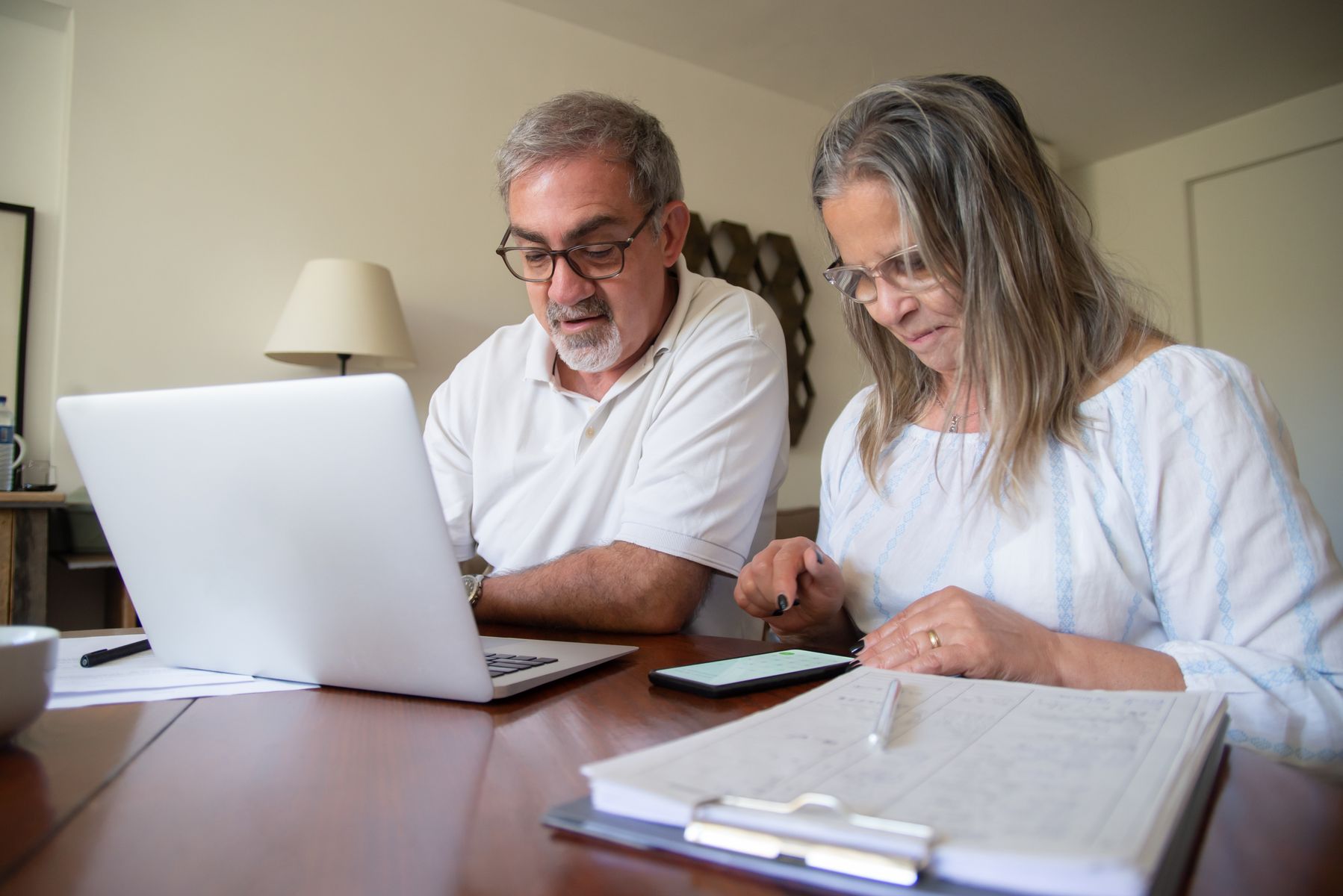 Retirees comparing state tax rules on Social Security benefits for 2026