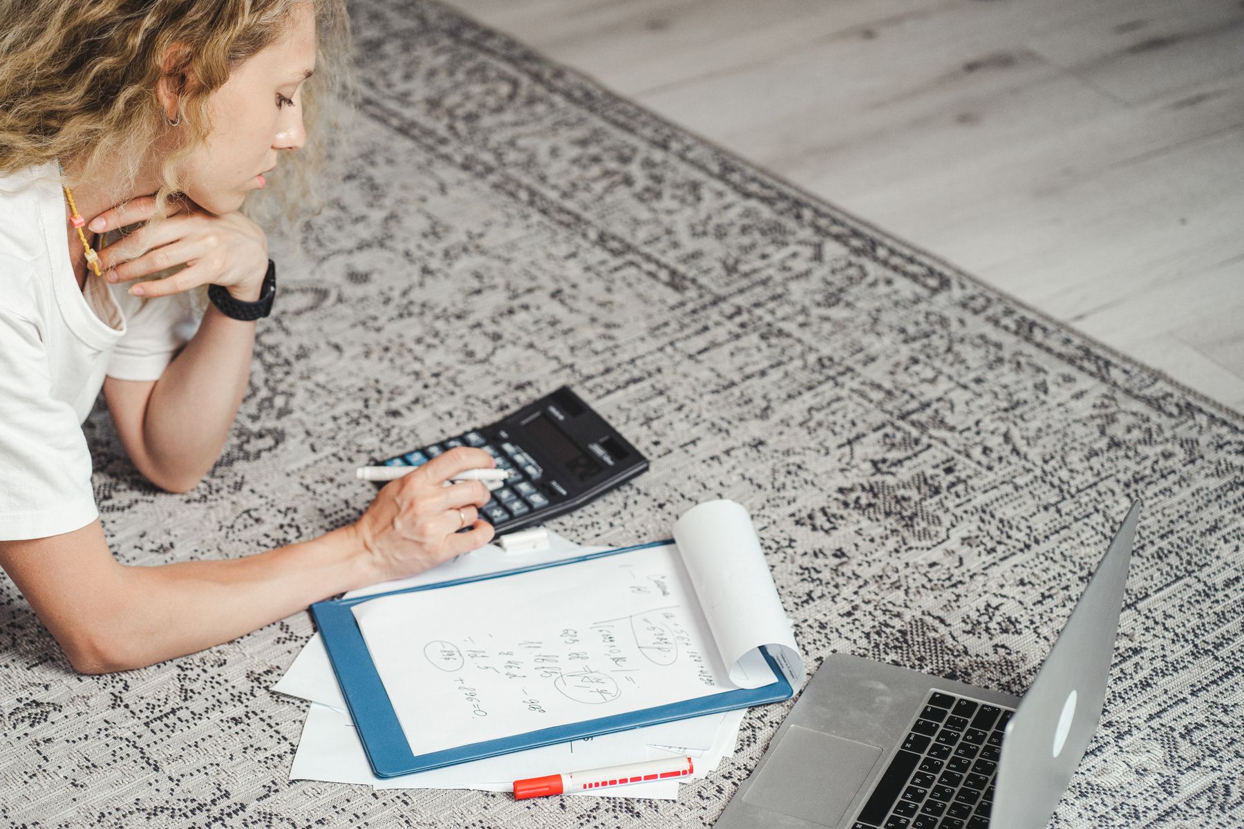 Retiree using an online calculator to estimate state tax on Social Security benefits