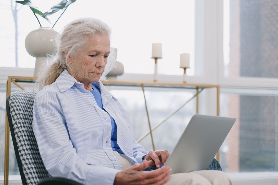 Senior woman filing a fraud report on the FTC ReportFraud website
