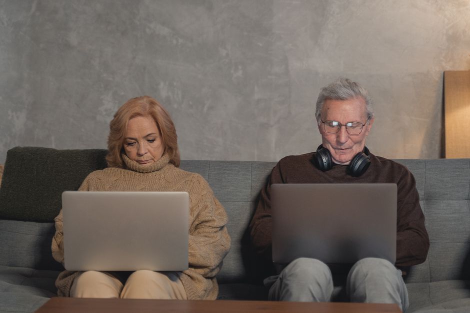 Senior couple comparing Medicare plans on a laptop